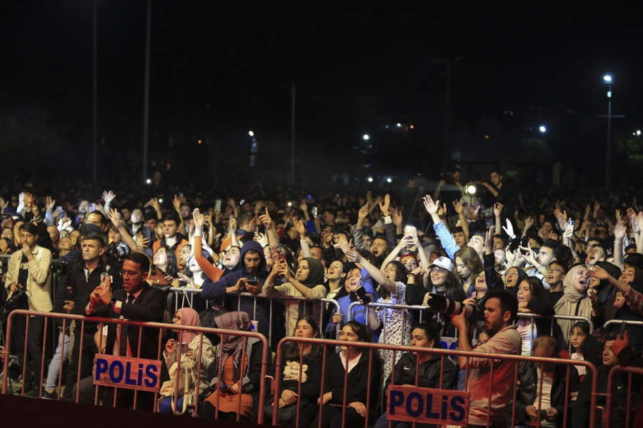 aa-20230613-31421332-31421330-usak-modafest-defile-ve-konserle-sona-erdi.jpg