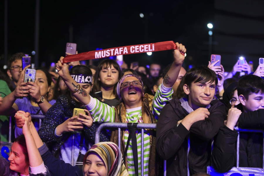 aa-20230613-31421332-31421331-usak-modafest-defile-ve-konserle-sona-erdi.jpg