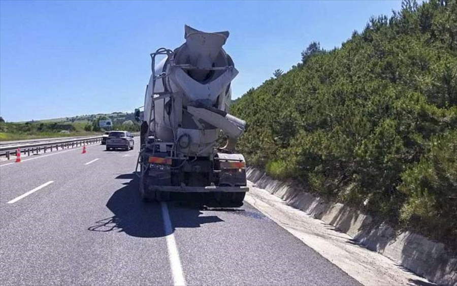 usakta-beton-mikserine-carpan-otomobildeki-anne-ve-cocugu-yaralandi-1.jpg