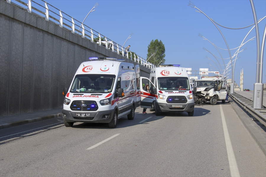 aa-20230621-31484829-31484827-usakta-zincirleme-trafik-kazasinda-6-kisi-yaralandi.jpg