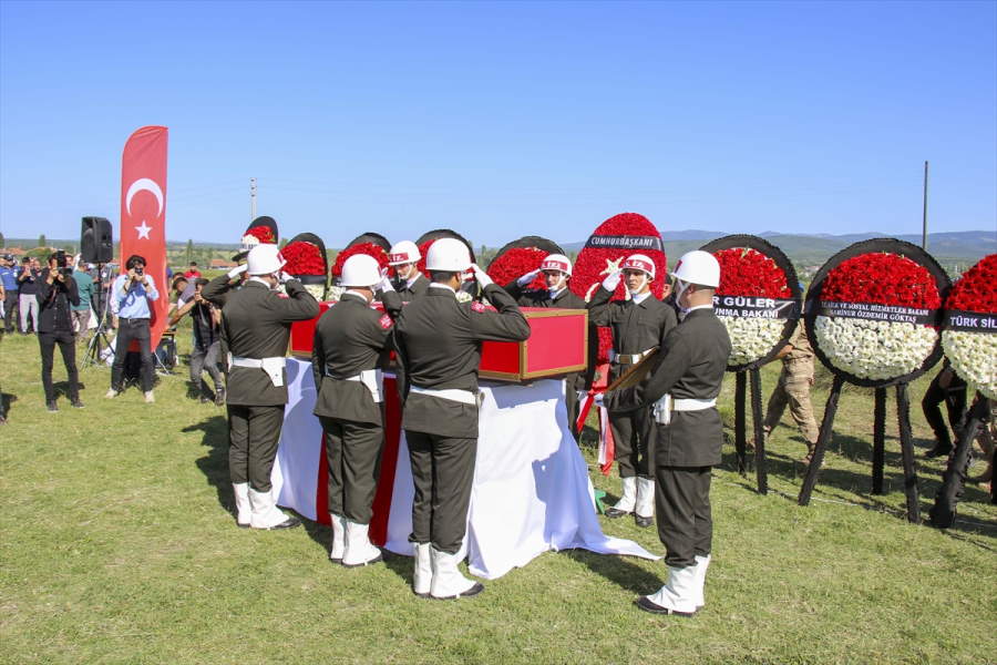 aa-20230624-31516443-31516437-sehit-piyade-sozlesmeli-er-ozcan-kaya-son-yolculuguna-ugurlandi.jpg