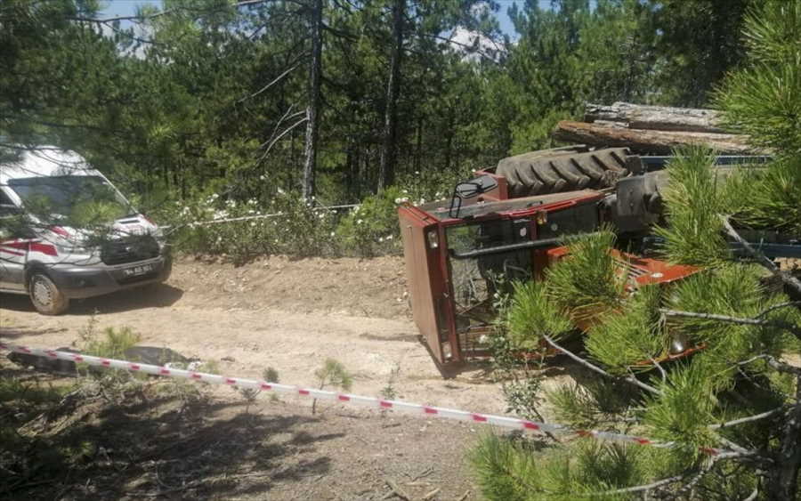 usakta-devrilen-traktordeki-1-kisi-oldu-2.jpg