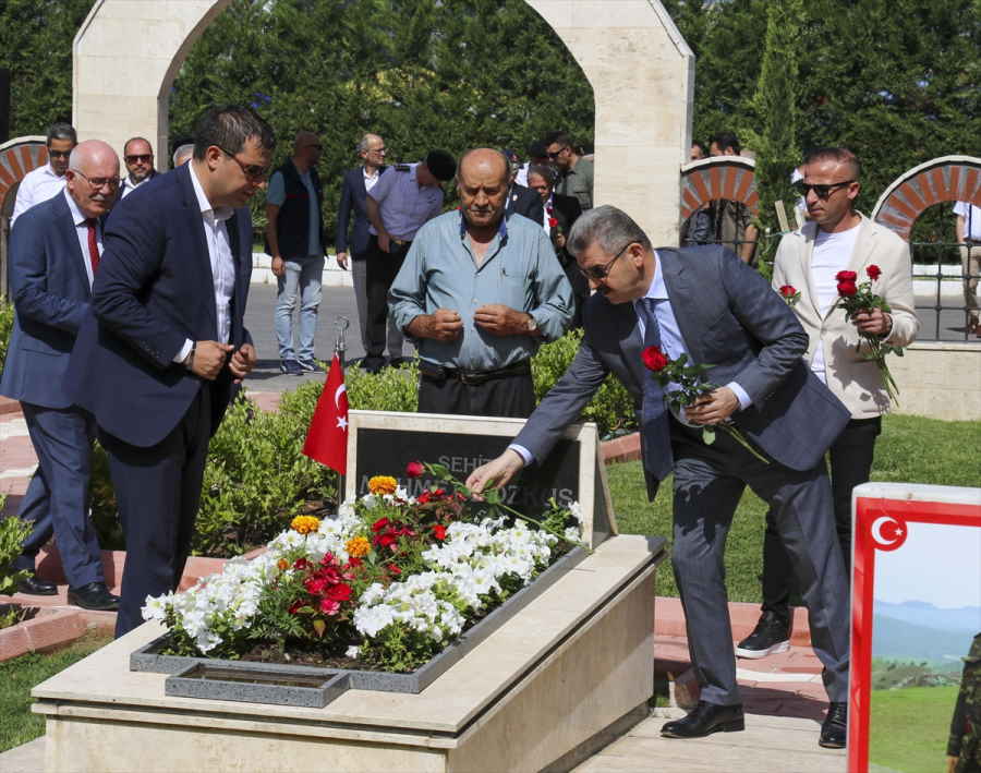 aa-20230715-31683093-31683090-izmir-ve-cevre-illerdeki-sehitliklerde-toren-duzenlendi.jpg