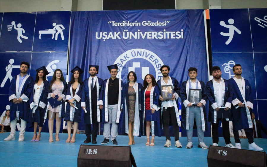 usak-universitesi-iletisim-fakultesi-mezunlari-diplomalarini-aldi-1.jpg