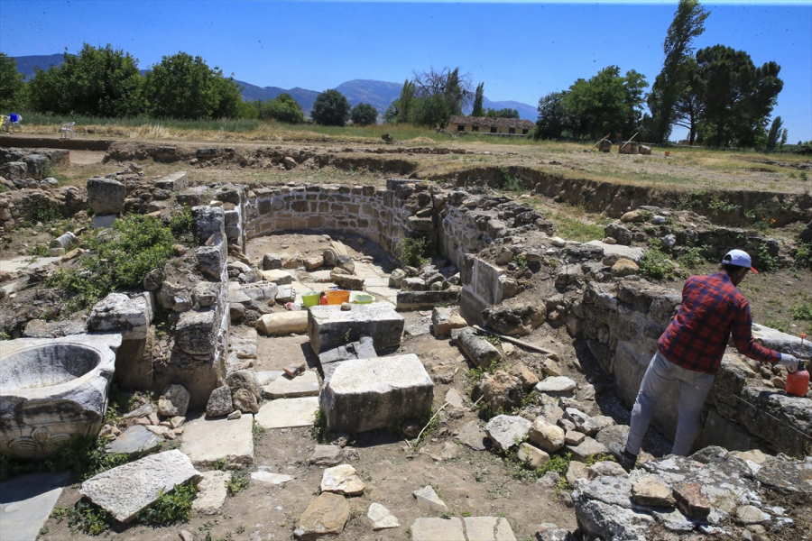 romali-augustusun-sehrinde-tahil-ambari-gun-yuzune-cikti-7.jpg