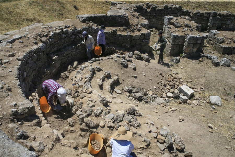 romali-augustusun-sehrinde-tahil-ambari-gun-yuzune-cikti-9.jpg