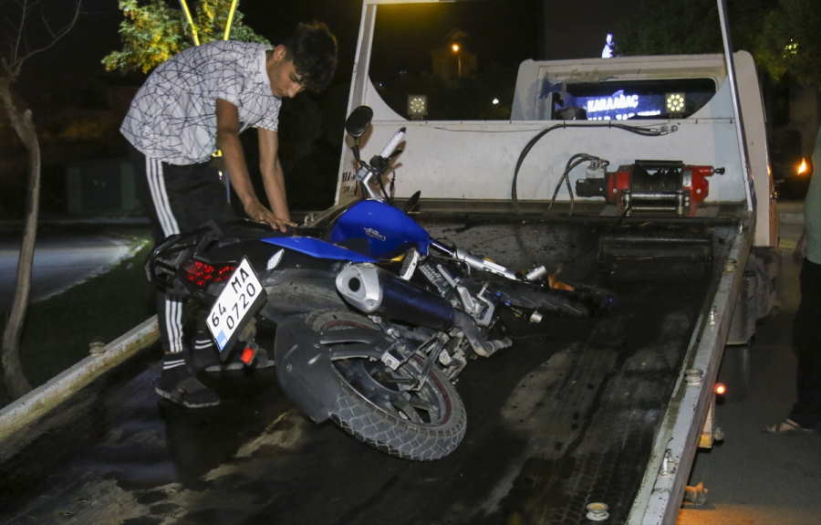 usakta-agaca-carpan-motosikletteki-2-kisi-yaralandi-2.jpg