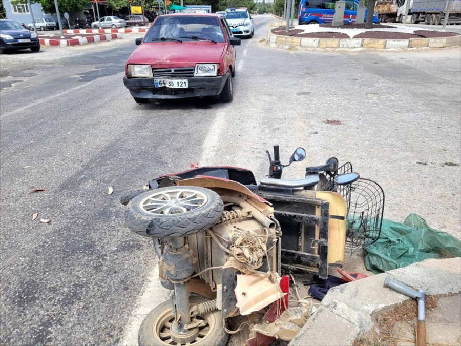 usakta-otomobille-carpisan-motosikletin-surucusu-yaralandi-2.jpg