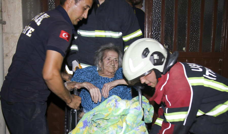 usakta-evde-cikan-yanginda-yasli-kadin-dumandan-etkilendi-3.jpg