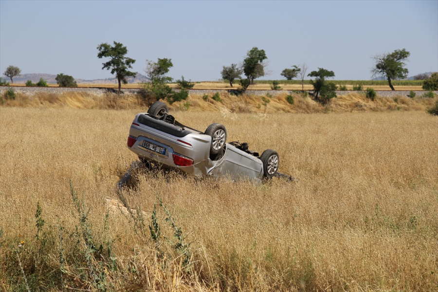 usakta-tarlaya-devrilen-otomobildeki-5-kisi-yaralandi.jpg