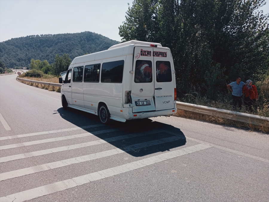 usak-osbye-isci-goturen-servisler-kaza-yapti-1.jpg