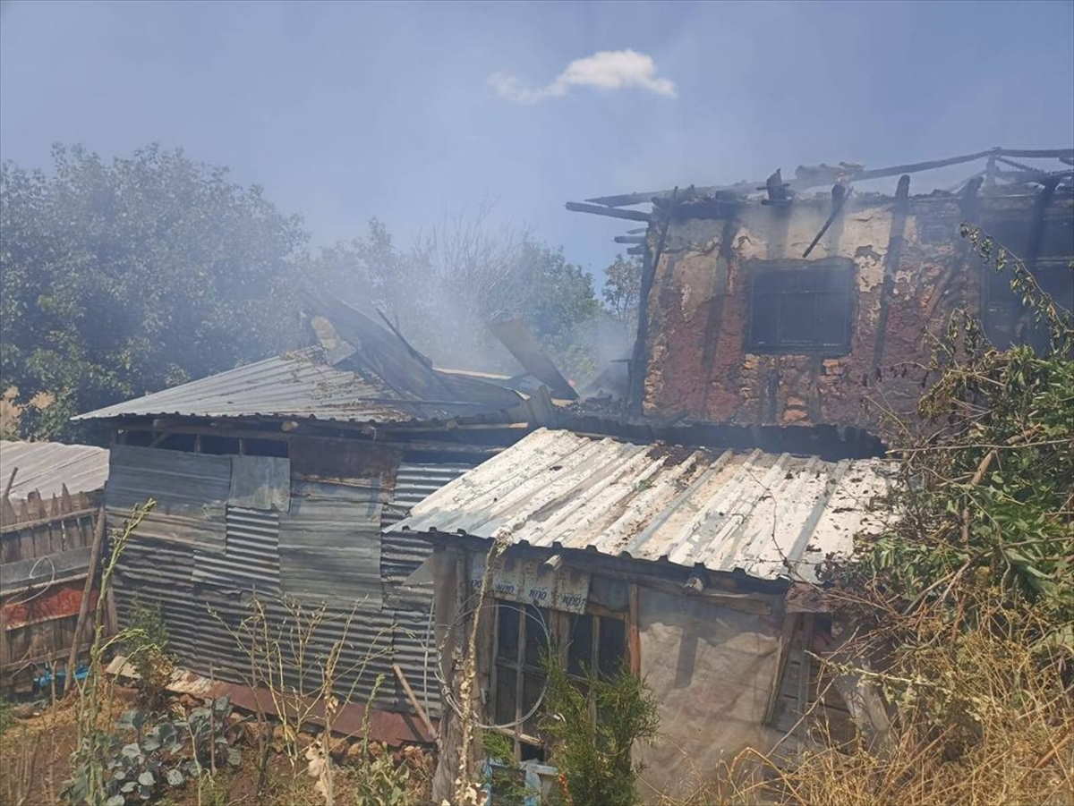 usakta-yanan-mustakil-ev-kullanilamaz-hale-geldi-3.jpg