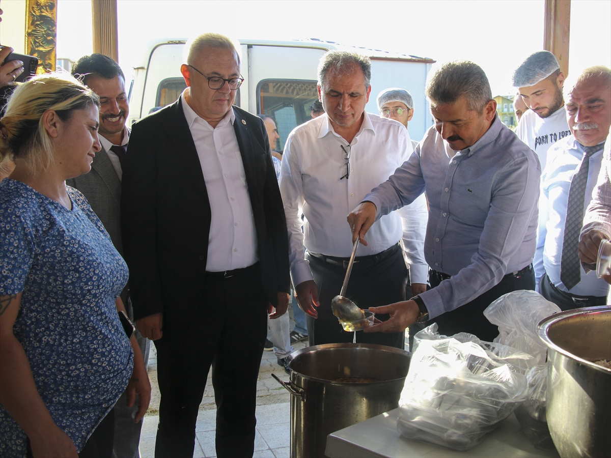 usakta-muharrem-ayi-dolayisiyla-asure-dagitildi-2.jpg