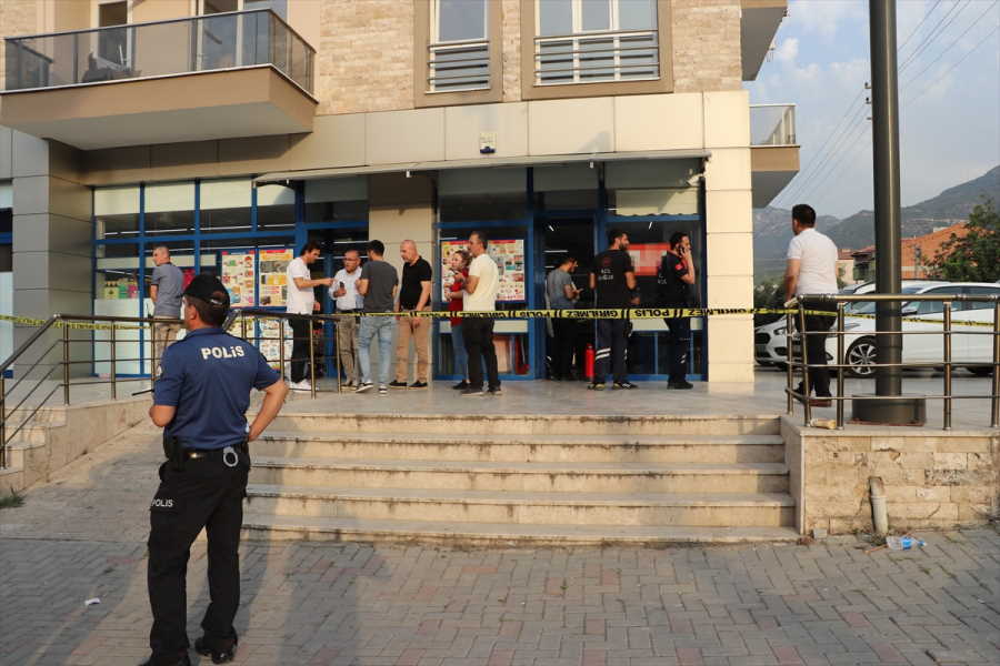 bosanma-asamasindaki-karisini-silahla-yaralayip-intihar-etti-1.jpg