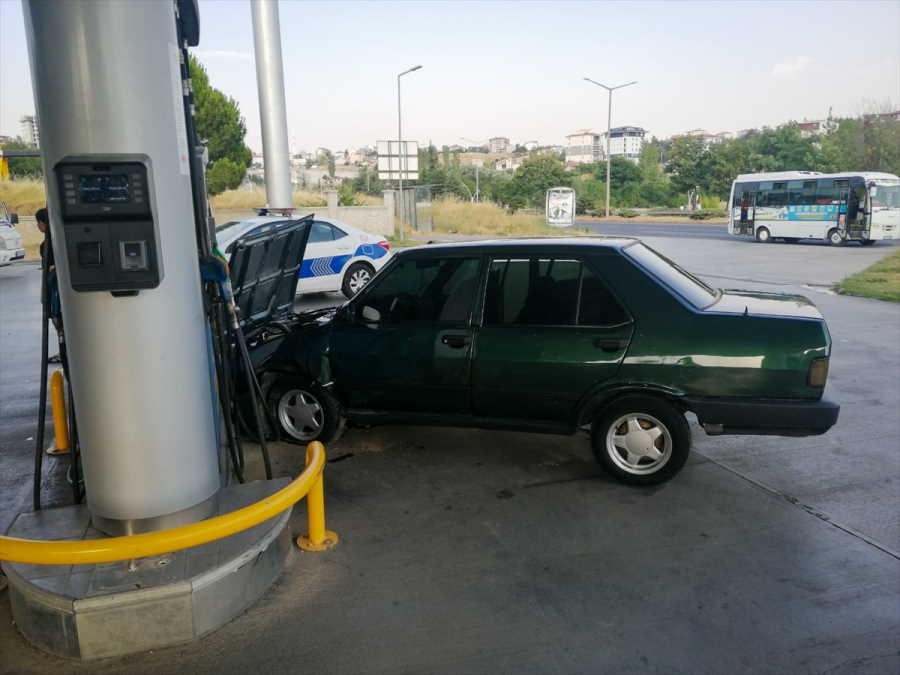 usakta-drift-yapan-surucunun-aracindaki-1-kisi-yaralandi-2.jpg