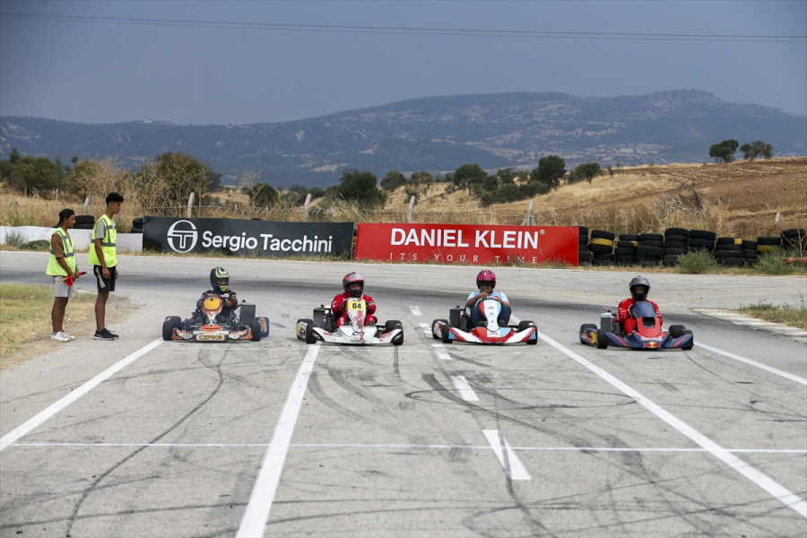 aa-20230827-32009539-32009534-usak-belediyesince-duzenlenen-etkinlikte-aileler-kartingde-yaristi.jpg