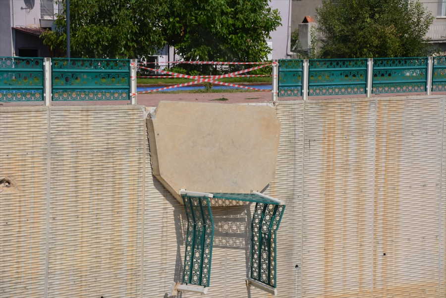 aa-20230828-32014613-32014609-usakta-cay-kenarindaki-seyir-balkonunun-cokmesi-sonucu-2-kisi-yaralandi.jpg