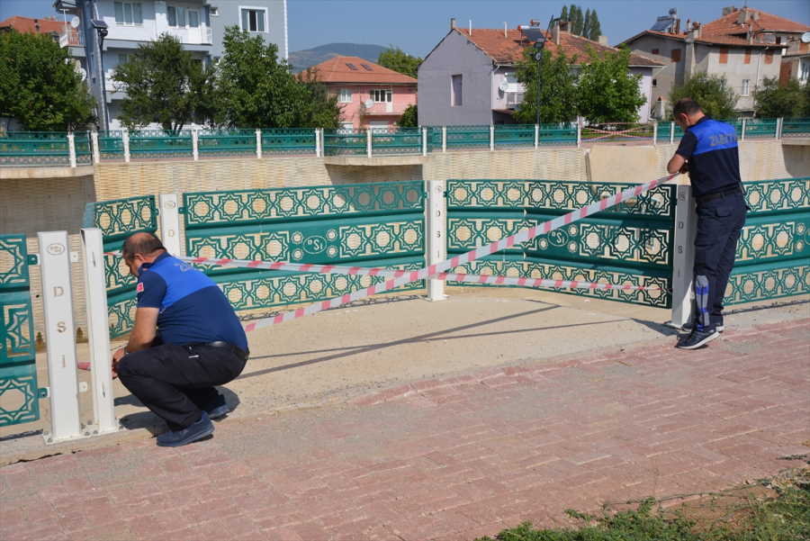 aa-20230828-32014613-32014610-usakta-cay-kenarindaki-seyir-balkonunun-cokmesi-sonucu-2-kisi-yaralandi.jpg