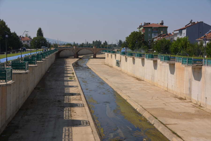 aa-20230828-32014613-32014611-usakta-cay-kenarindaki-seyir-balkonunun-cokmesi-sonucu-2-kisi-yaralandi.jpg