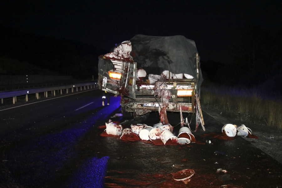aa-20230831-32035828-32035824-usakta-yolcu-otobusunun-tira-arkadan-carpmasi-sonucu-15-kisi-yaralandi.jpg