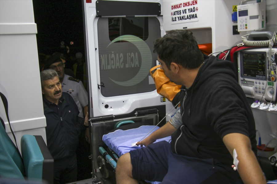 aa-20230831-32035828-32035825-usakta-yolcu-otobusunun-tira-arkadan-carpmasi-sonucu-15-kisi-yaralandi.jpg