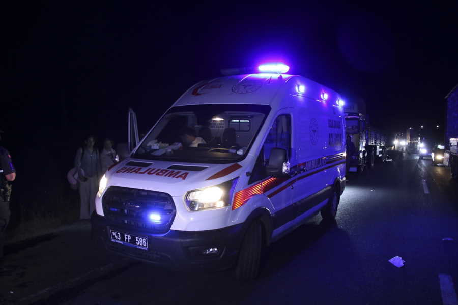 aa-20230831-32035828-32035826-usakta-yolcu-otobusunun-tira-arkadan-carpmasi-sonucu-15-kisi-yaralandi.jpg