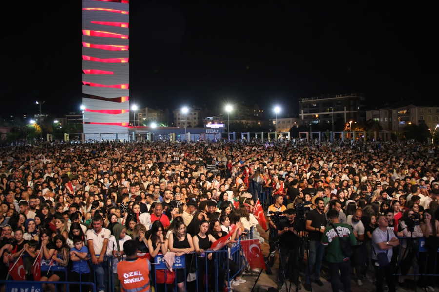 aa-20230901-32053551-32053543-usakin-kurtulusunun-101-yili-etkinliginde-sarkici-funda-arar-konser-verdi.jpg
