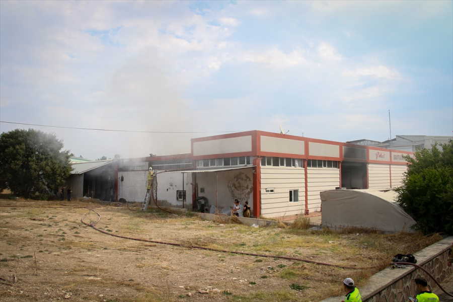 aa-20230902-32054047-32054046-usakta-tekstil-fabrikasinda-yangin-cikti.jpg