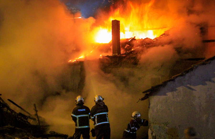 usak-elmelidere-mahallesinde-yangin-1.jpg