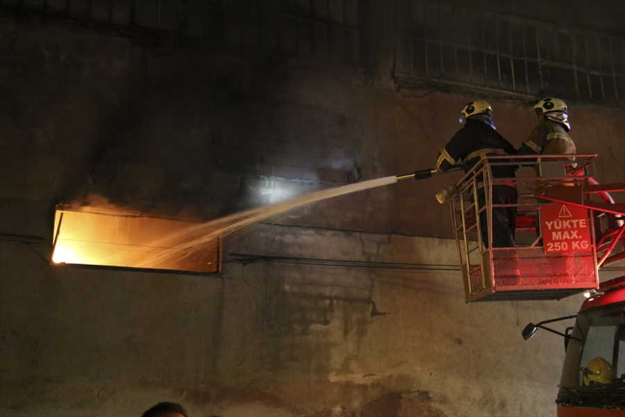 usakta-tekstil-fabrikasindaki-yanginin-cikis-ani-guvenlik-kamerasinda-1.jpg