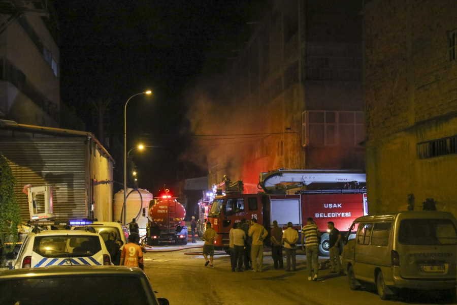 usakta-tekstil-fabrikasindaki-yanginin-cikis-ani-guvenlik-kamerasinda-2.jpg