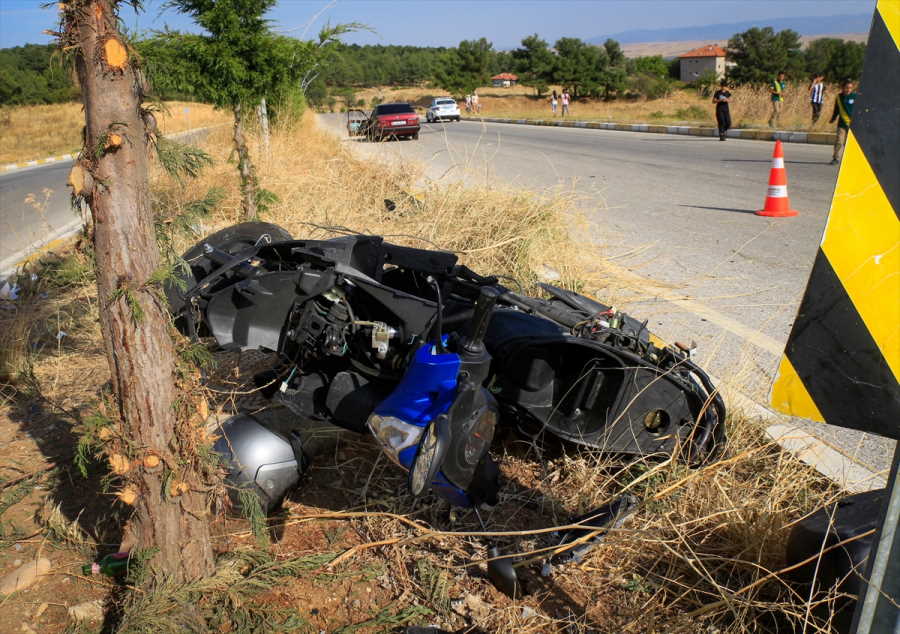 usakta-otomobille-carpisan-motosikletteki-2-kisi-yaralandi-1.jpg