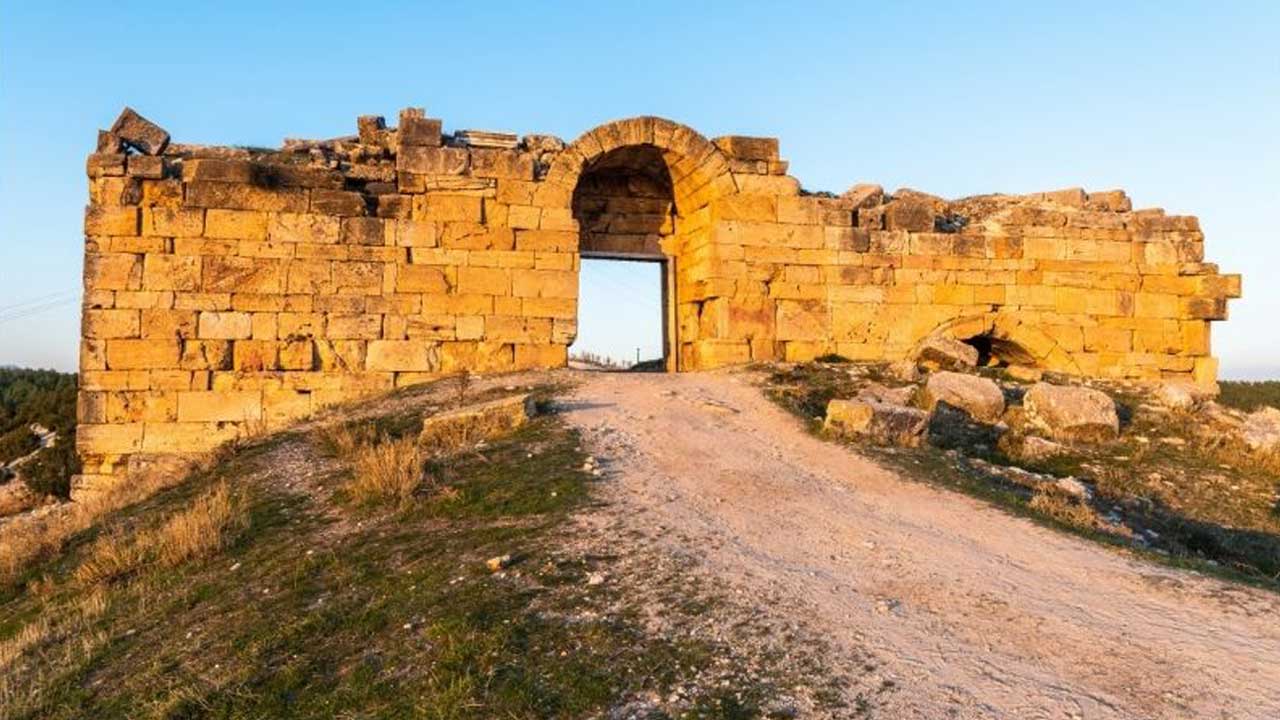blaundos-antik-kenti-1.jpg