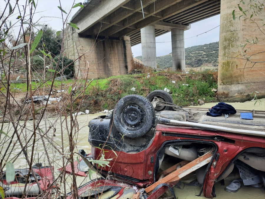 gediz-koprusunden-dusen-otomobildeki-3-kisi-hayatini-kaybetti-2.jpg