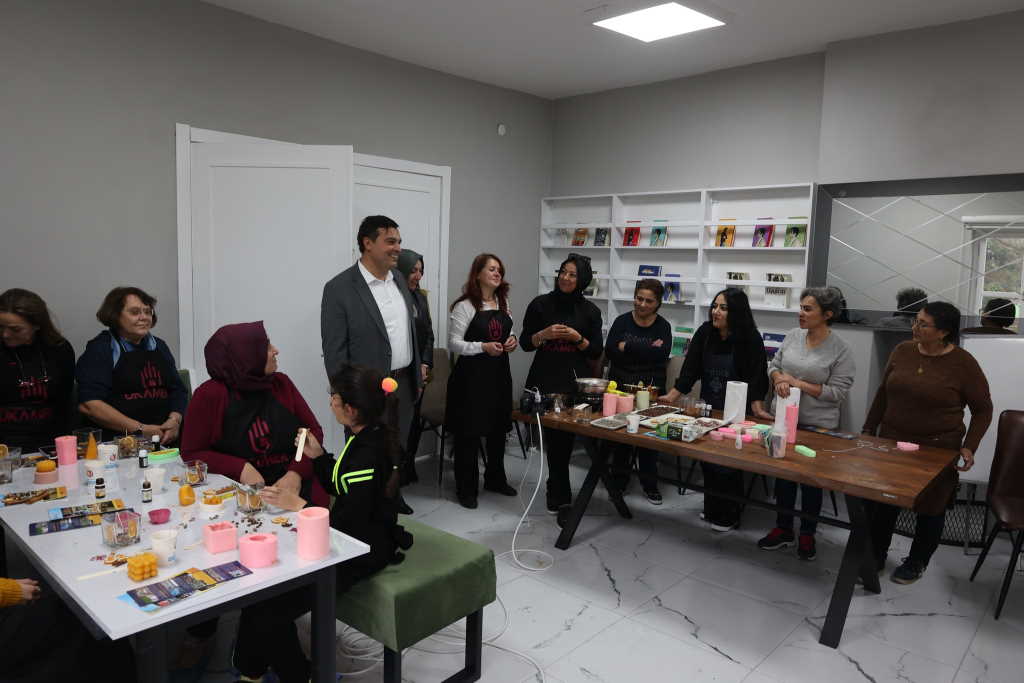 ukamerin-kadinlara-ozel-atolye-gunleri-baskan-cakinin-ziyaretiyle-basladi-2.jpg