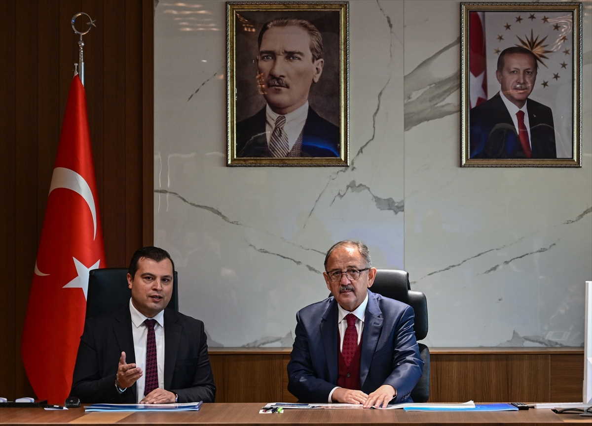 evre-sehircilik-ve-iklim-degisikligi-bakani-ozhaseki-usakta-1.jpg