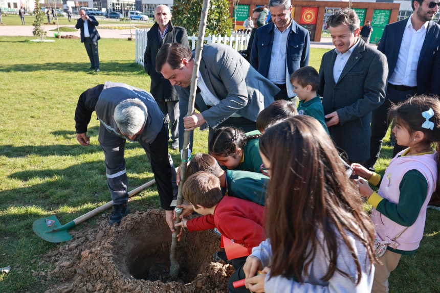 baskan-ckain-ogrecilerle-fidan-dikti-2.jpg