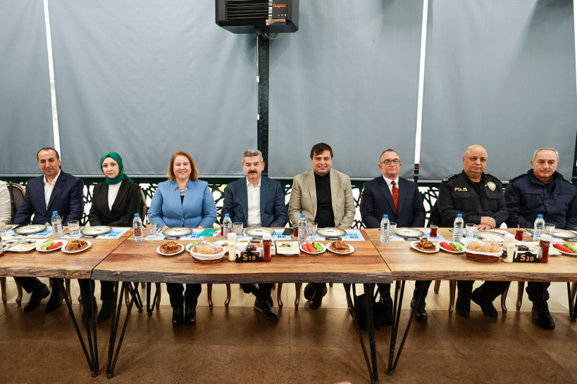 usaktaki-ogretmenlerle-baskan-cakin-bir-araya-geldi-2.jpg