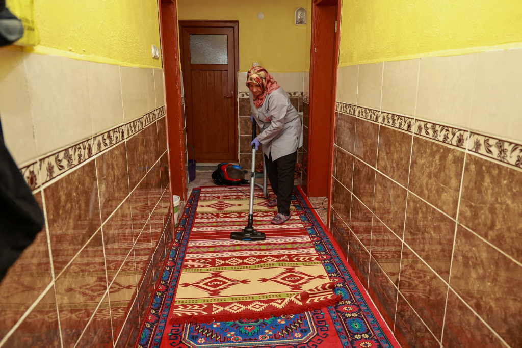 usak-belediyesinden-yasli-ve-bakima-muhtac-vatandaslara-ev-temizligi-hizmeti-5.jpg