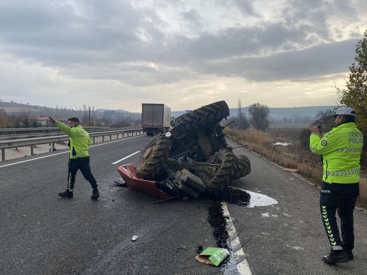 usakta-kamyonun-carptigi-traktorun-surucusu-oldu-1.jpg