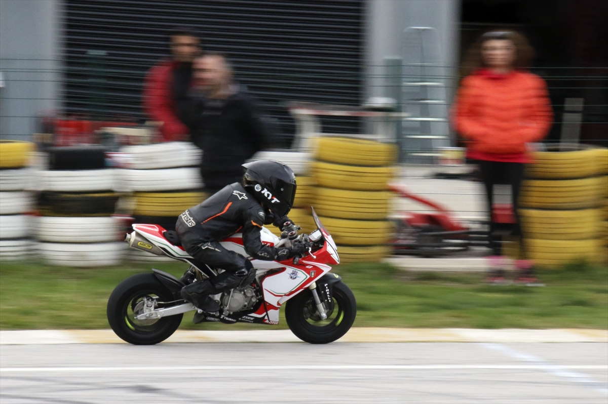 5-yasinda-kullanmayi-ogrendigi-motosikletiyle-yasindan-fazla-kupa-kazandi-2.jpg