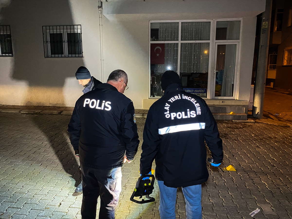 usakta-sarayalti-mahallesinde-bicakli-kavga-2-kisi-yaralandi-2.jpg
