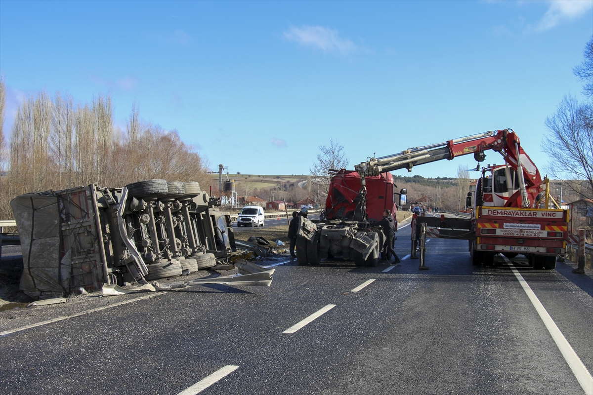 usakin-banaz-ilcesinde-tir-faciasi-2.jpg
