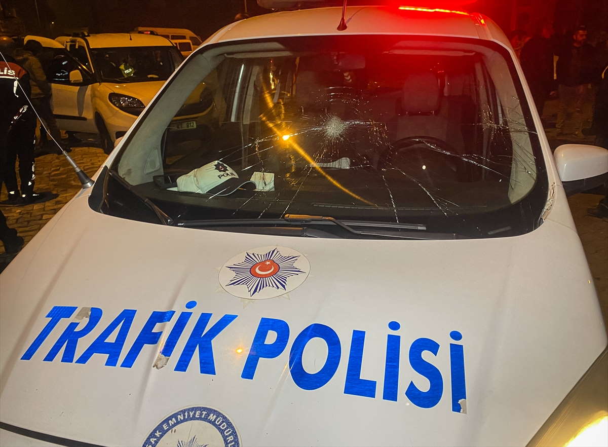 usakta-polisin-dur-ihtarina-uymayan-otomobildekiler-polis-aracina-saldirdi.jpg