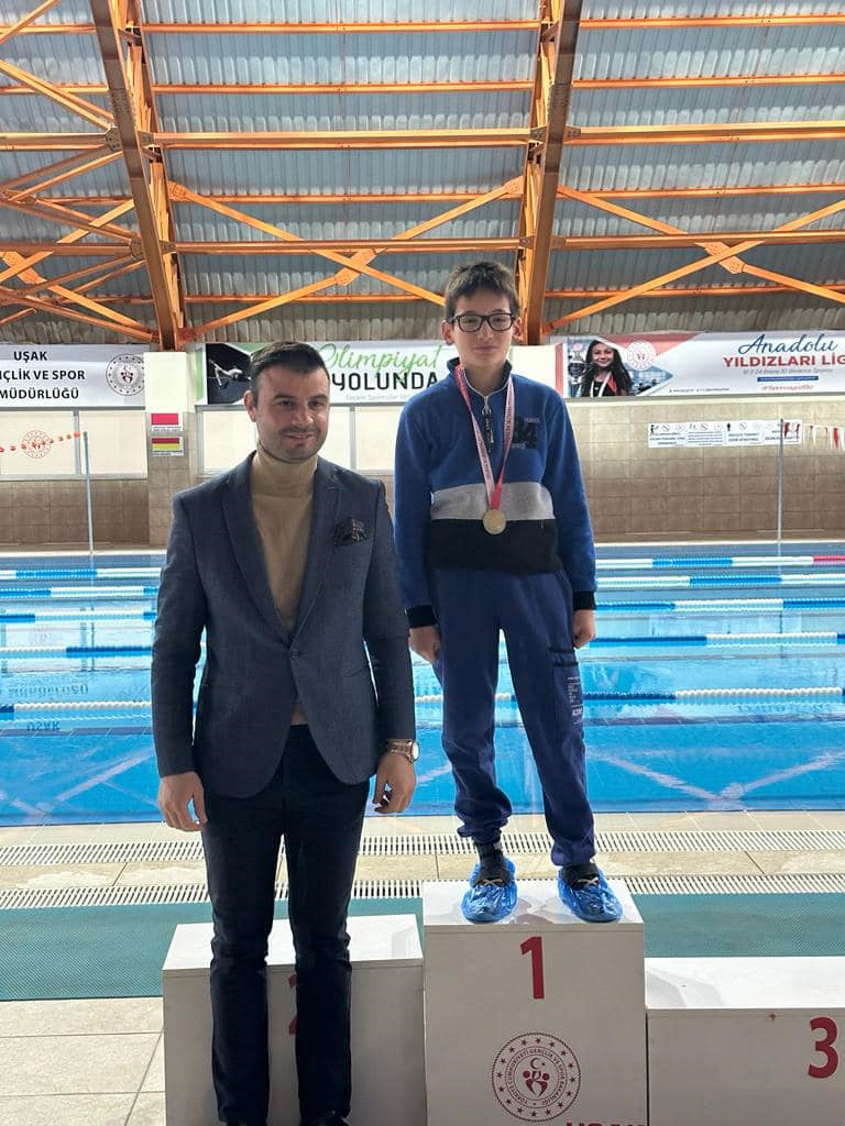 usak-belediyesi-spor-kulubu-ogrencileri-madalyalari-supurdu-1.jpg
