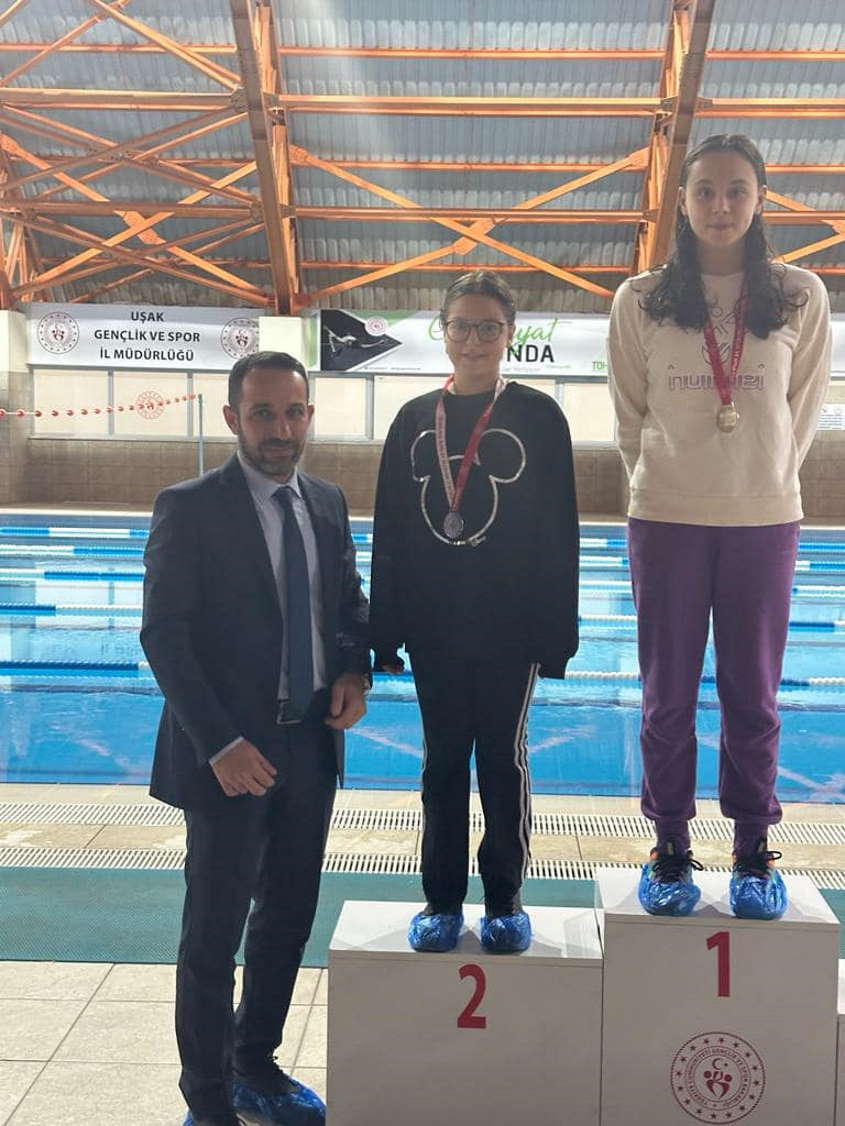 usak-belediyesi-spor-kulubu-ogrencileri-madalyalari-supurdu-6.jpg