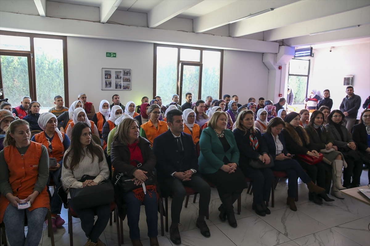 usakta-fabrikalarda-calisan-kadinlara-egitim-3.jpg