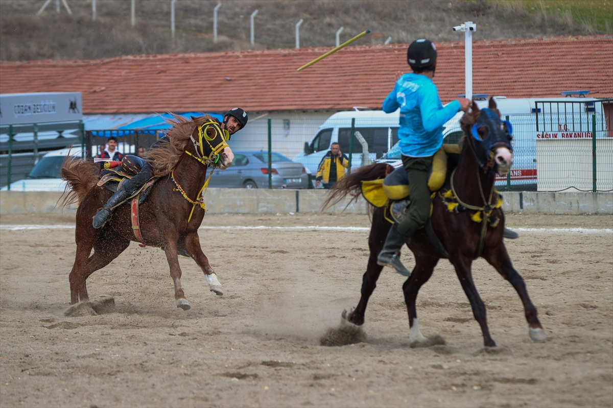 usak-belediyesi-9-geleneksel-cirit-turnuvasini-gokcedal-atli-cirit-spor-kulubu-kazandi-3.jpg
