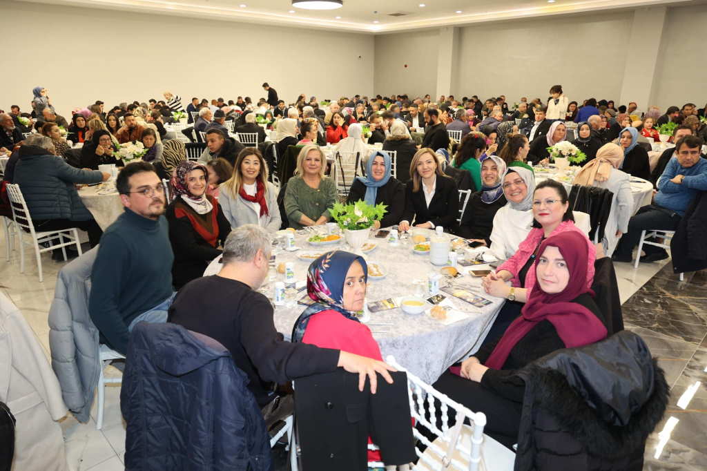 ak-parti-usak-vefa-yemegi-3.jpg
