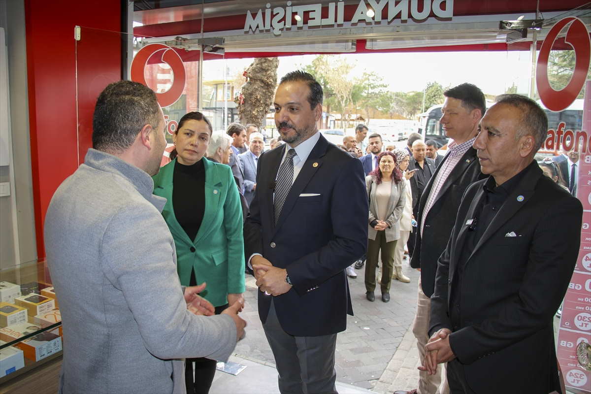 yi-parti-sozcusu-zorlu-partisinin-usak-il-baskanligini-ziyaret-etti-1.jpg